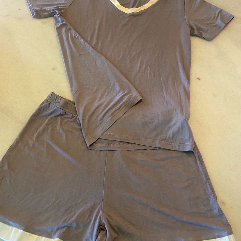 Women’s short & top pajama set. Gray. Size M.
